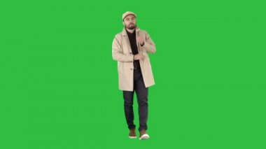 Yakışıklı, çekici, mutlu, pozitif sahip Bingo harika bir fikir üstünde a yeşil perde, Chroma Key fashinable giysileri.