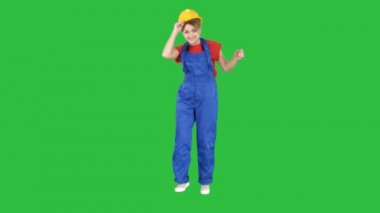 Chroma anahtar yeşil ekranda kadın inşaat işçisi komik dans.