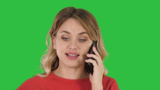 Ευτυχής όμορφη κοπέλα κλήση από το τηλέφωνο σε μια πράσινη οθόνη, Chroma Key. — Αρχείο Βίντεο