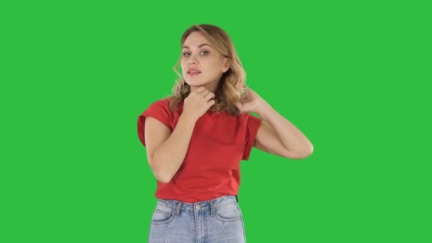Pozytywny i zmysłowy kaukaski Blond Kobieta szuka i analizując jej twarz i włosy na zielony ekran, Kluczowanie. — Wideo stockowe