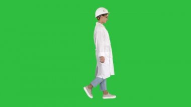 Ceplerinde bir yeşil ekranında, Chroma Key ile yürüyen kadın mühendis eller.