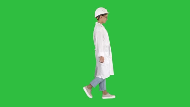 함께 걷는 여자 엔지니어 녹색 스크린, 크로마 키에 주머니에 손. — 비디오