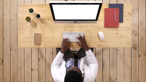 Läkare som skriver på datorn. Vit skärm. — Stockvideo