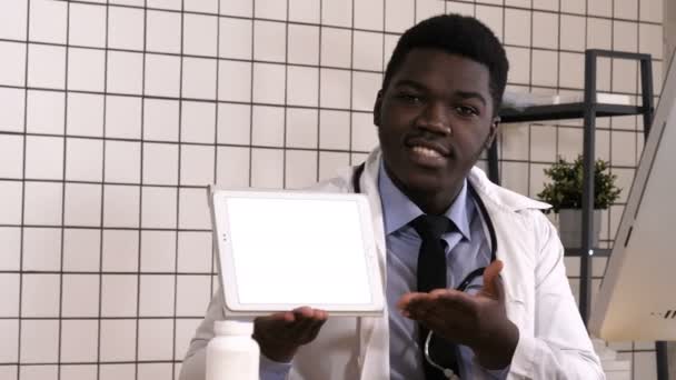 Medico amichevole che presenta schermo tablet digitale. Display bianco. — Video Stock