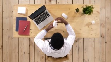 Afrika kökenli Amerikalı bir reçeteli ilaç hap şişesi holding.