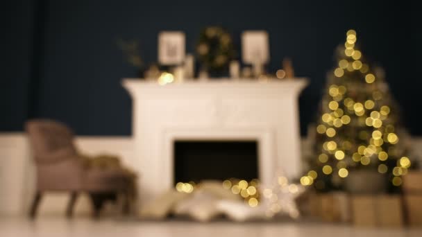 Mooie vakantie ingericht kamer met kerstboom met presenteert eronder. Open haard met mooie kerstversiering in de comfortabele woonkamer. — Stockvideo
