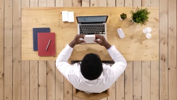 Dottore guardando nuovi tablet e controllare le informazioni sul computer portatile . — Video Stock