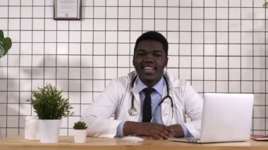 Senin için iyi haberlerim var. Neşeli genç Afrika Doktor kamera için iyi haber söylüyorum.