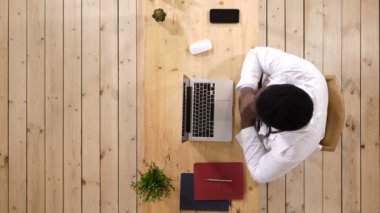 Afro Amerikalı doktor çalışma ve varlık yorgun, boyun ağrısı olan.