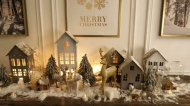 Güzel holdiay Christmas kış ile dekore edilmiş spot evler.