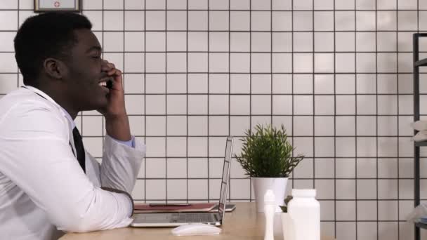 Doktor ofisinde oturan Smartphone, konuşurken. — Stok video