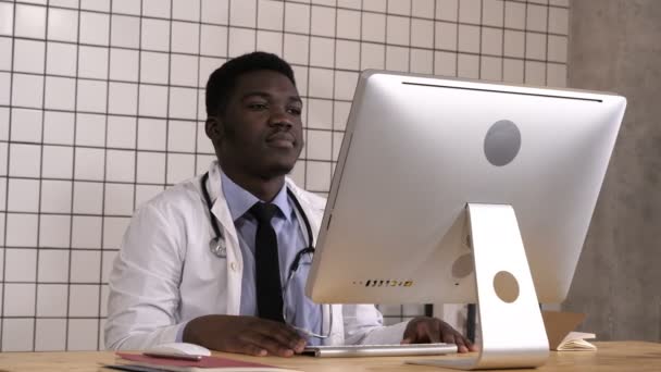 Africký muž Doktor s videokonference na jeho počítači. — Stock video