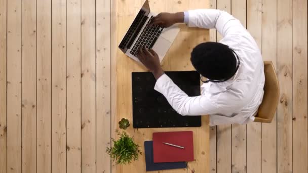 Доктор працює на столі з ноутбуком . — стокове відео