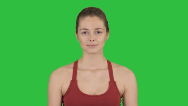 Młoda kobieta oddycha głęboko na zielony ekran, Chroma Key. — Wideo stockowe