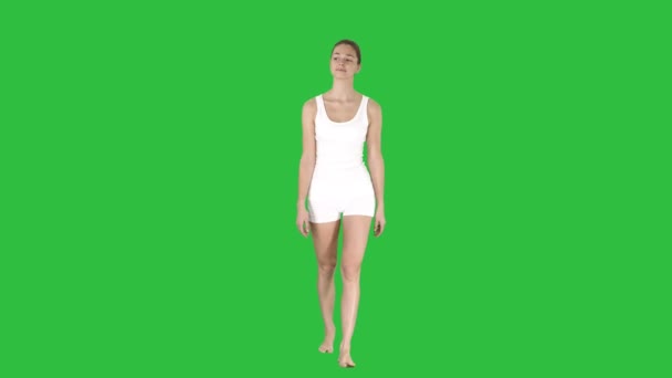 Νεαρή γυναίκα στο λευκό περπάτημα στα δάχτυλα ξυπόλητος σε μια πράσινη οθόνη, Chroma Key. — Αρχείο Βίντεο