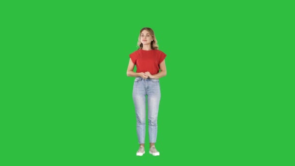 Leende kvinna i casual kläder presentera något, trycka imaginära knappar på en grön skärm, Chroma Key. — Stockvideo