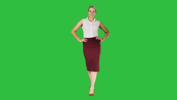 Młoda ładna kobieta model wolking z jej ręce na jej biodrach na zielony ekran, Chroma Key. — Wideo stockowe