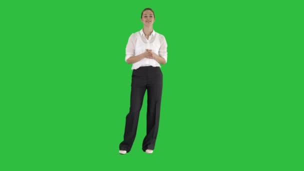 Geschäftsfrau spricht mit Kamera auf grünem Bildschirm, Chroma-Taste. — Stockvideo