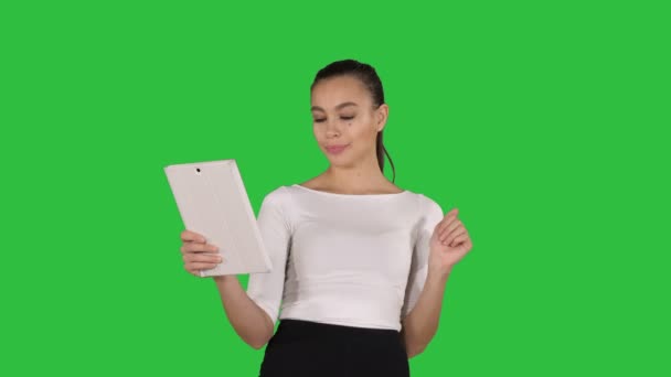 Šťastná žena, chatování přes videohovor na tabletu na zelené obrazovce, Chroma Key. — Stock video