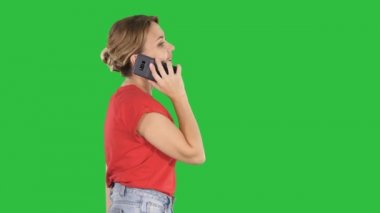 Yürüyüş ve yeşil ekran, Chroma Key telefonda konuşurken sarışın kadın.