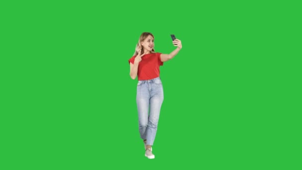 Maravilloso modelo femenino blanco haciendo selfie mientras camina en una pantalla verde, Chroma Key . — Vídeos de Stock