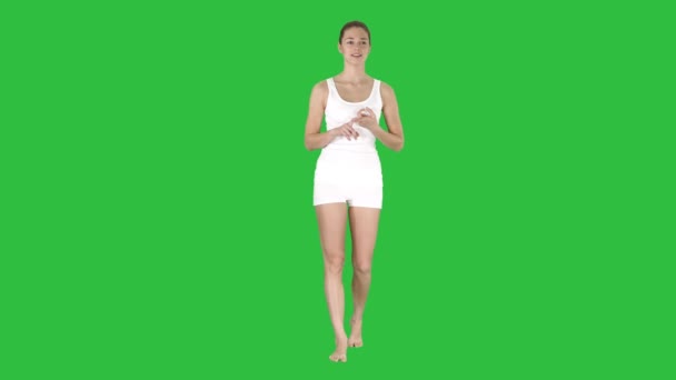 Όμορφη γυναίκα φοράει λευκά εσώρουχα κοντινή και μιλάμε για φωτογραφική μηχανή σε μια πράσινη οθόνη, Chroma Key. — Αρχείο Βίντεο