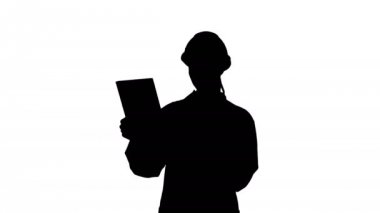 Siluet Genç Kadın Bilim Adamı Tabletle Video Görüşmesi Yapıyor.