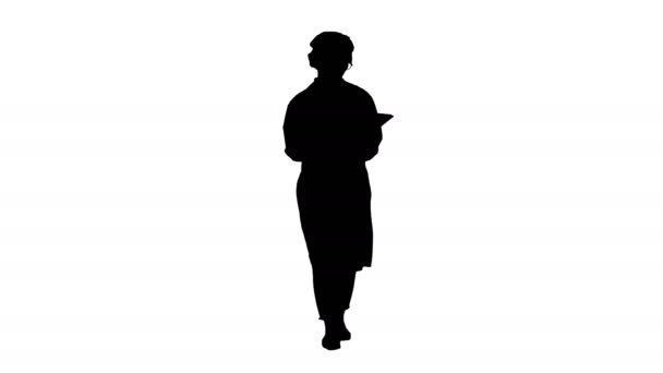 Silhouette Γυναίκα γιατρός χρησιμοποιώντας το tablet pc και το περπάτημα. — Αρχείο Βίντεο