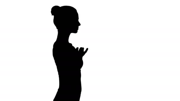 Silhouette Happy mujer deportiva haciendo ejercicio de respiración de yoga mientras camina . — Vídeo de stock