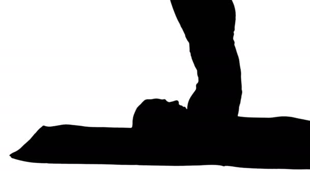 Postura de hombro apoyada en Silhouette Yoga - Salamba Sarvangasana — Vídeos de Stock