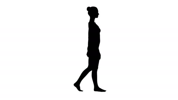Silhouette Una femmina che cammina a piedi nudi in abiti bianchi . — Video Stock