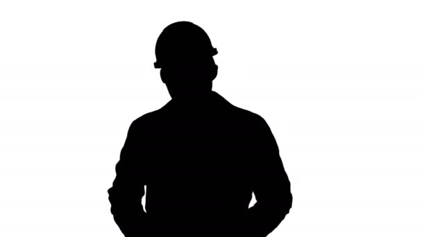 Silhouette selbstbewusster Ingenieur Mann sprechende Kamera. — Stockvideo