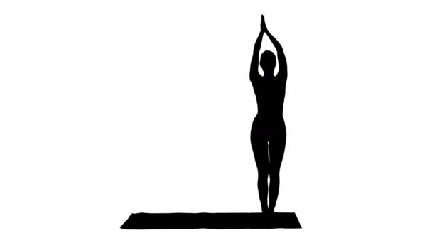Mujer silueta practicando yoga, de pie en ejercicio de ángulo lateral extendido, pose Utthita parsvakonasana — Vídeo de stock