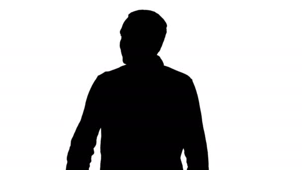 Silhouette Affascinante giovane imprenditore di successo a piedi e guardando ai lati . — Video Stock