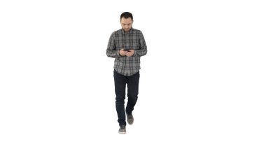 Beyaz arka plan üzerinde ileti yürüyüş ve bir telefonu kullanarak genç adam.