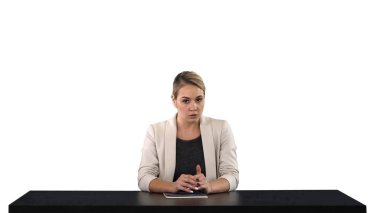 Bir kadın spiker haber sunan kendi metin veya resim ekran eklemek onun arkasında arka plan beyaz