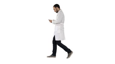 Yürüyüş ve cep telefonunuzun ve beyaz arka plan üzerinde erkek doktor.