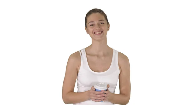 Atraktivní příležitostné mladá žena mluví a drží take away kávy na bílém pozadí. — Stock fotografie