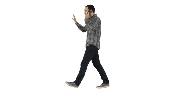 Uomo che parla al telefono, cammina e fa gesti su sfondo bianco . — Foto Stock