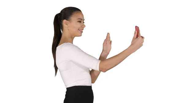 젊은 라틴 공식적인 여자 화상 통화 또는 흰색 배경에 비디오 블로그 기록. — 스톡 사진