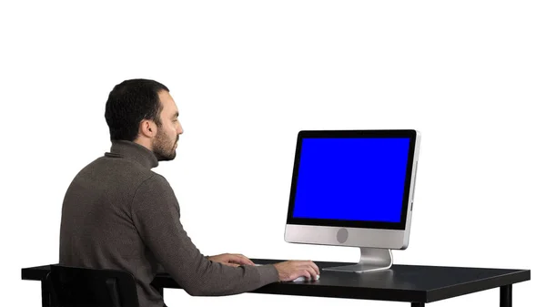 Az ember gépelés-on számítógép, fehér háttér. Kék képernyő modell. — Stock Fotó