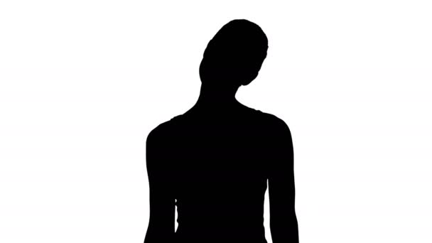 Σιλουέτα γυναίκα, τεντώνοντας το λαιμό ενώ το περπάτημα. — Αρχείο Βίντεο