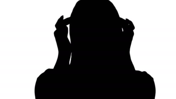 Silhouette jeune femme blonde caucasienne regardant la caméra Preening. — Video