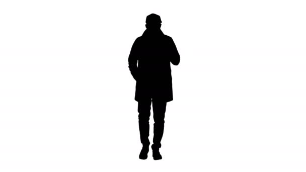 Silhouet Talking jongeman in trenchcoat met vertrouwen praten met camera. Alleen vooruit. — Stockvideo