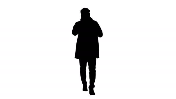 Silhouette Uomo d'affari in cappotto autunno che cammina e parla al telefono . — Video Stock