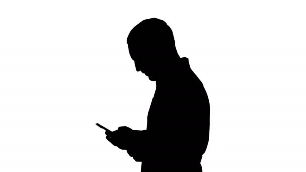 Silhouette Médico ambulante o enfermera que envía mensajes de texto en un teléfono celular. — Vídeos de Stock