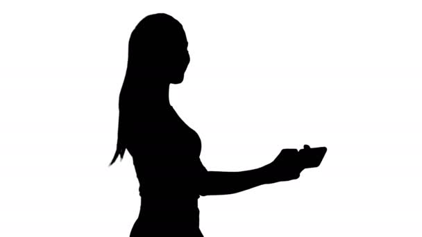 Silhouette Joven morena tomando foto selfie en smartphone sonriendo alegre y caminando . — Vídeos de Stock