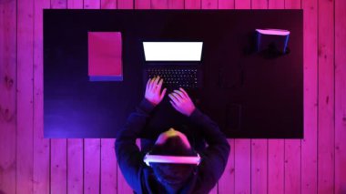 Erkek oyuncu dizüstü bilgisayarında oyunlar oynuyor. Beyaz Görünüm.