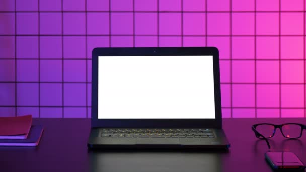 玩家笔记本电脑的屏幕。白色展示. — 图库视频影像