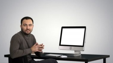 Kamera seyir ve degrade arka plan üzerinde konuşurken yakışıklı işadamı.